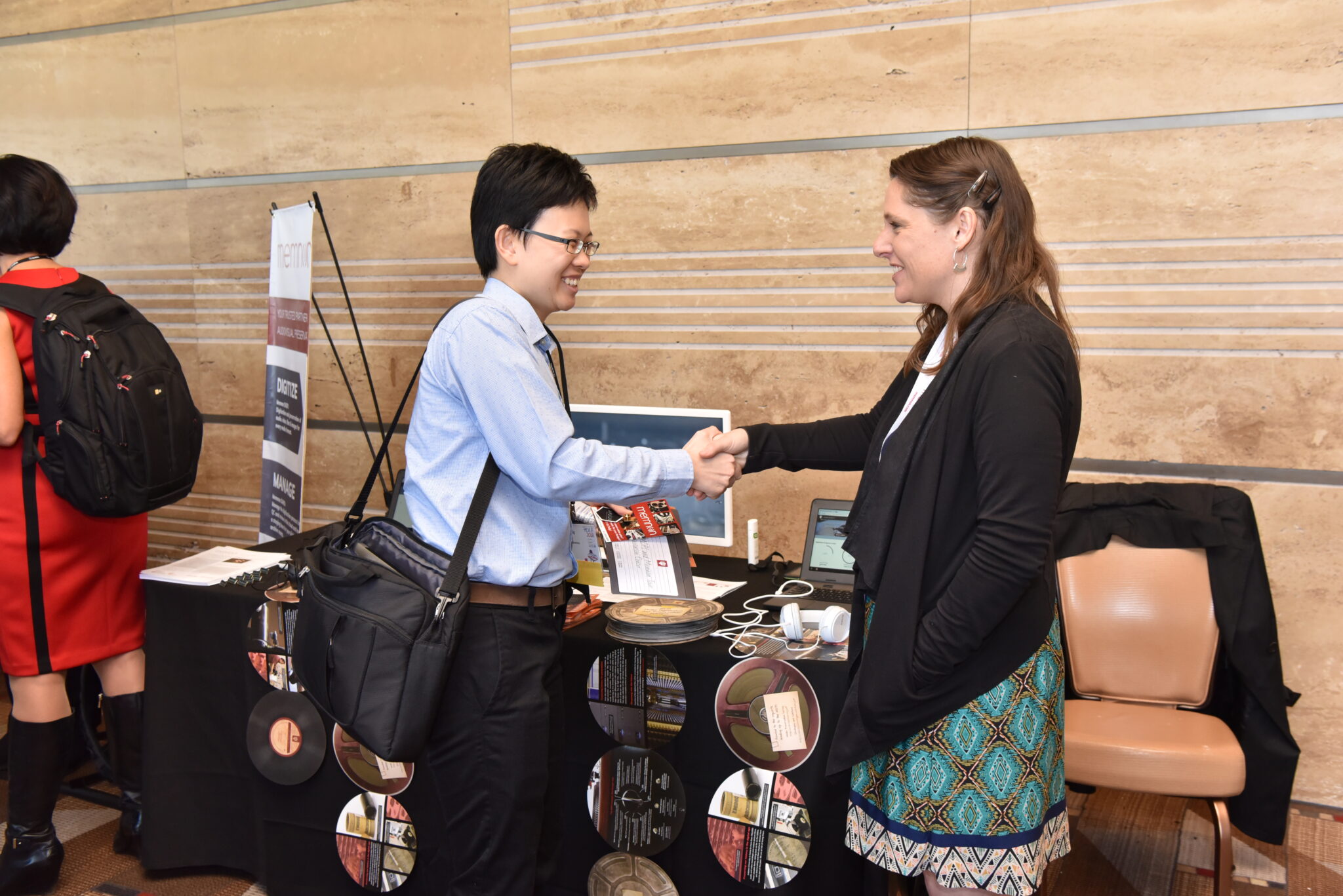 attendee and vendor shaking hands at 2018 Forum